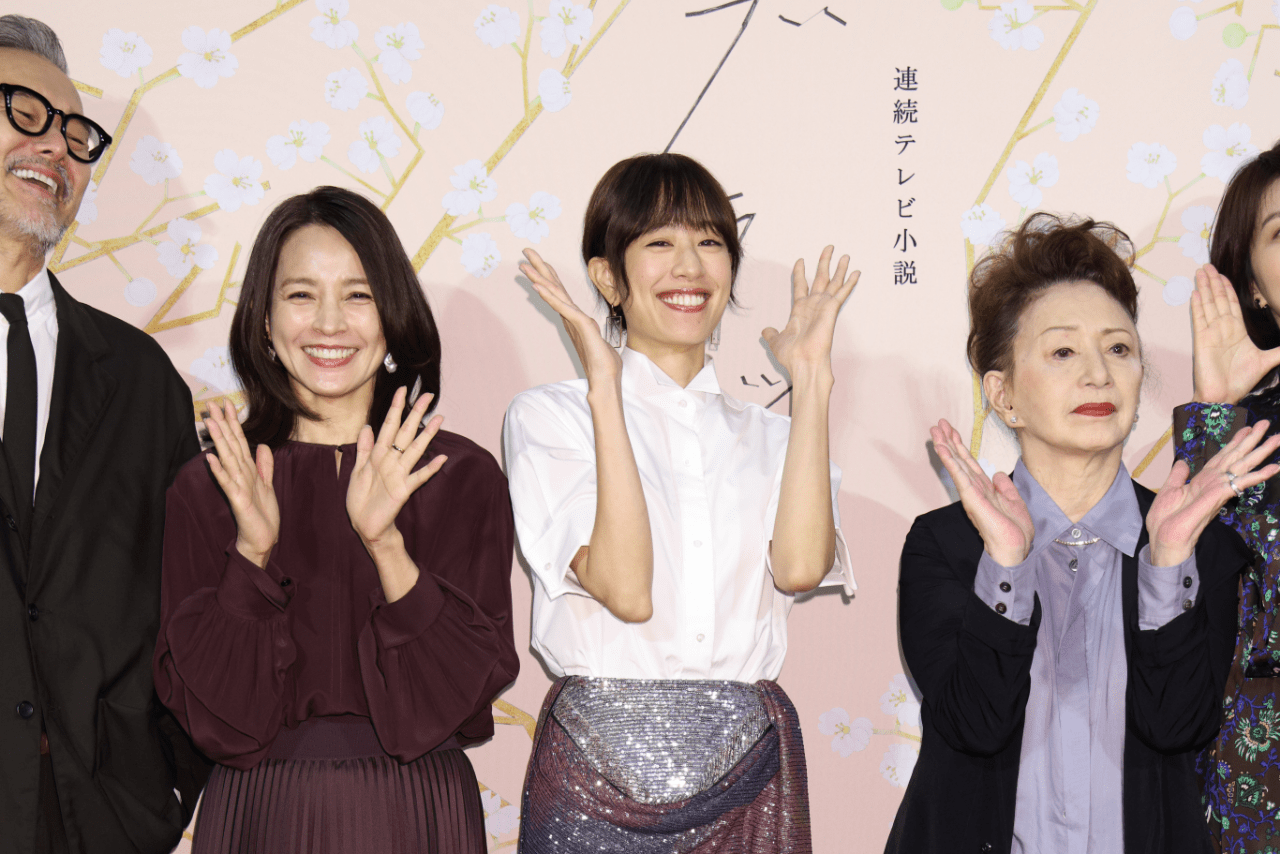 『ブラッサム』で千代をモデルにした葉野珠を演じる石橋静河（中央）とキャストたち