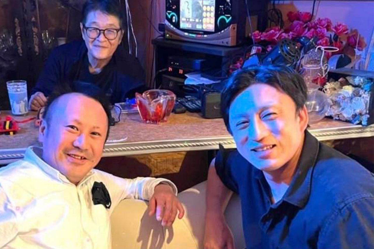 松本幸四郎（右）と木村仁容疑者。奥には仲本工事さん（容疑者SNSより）