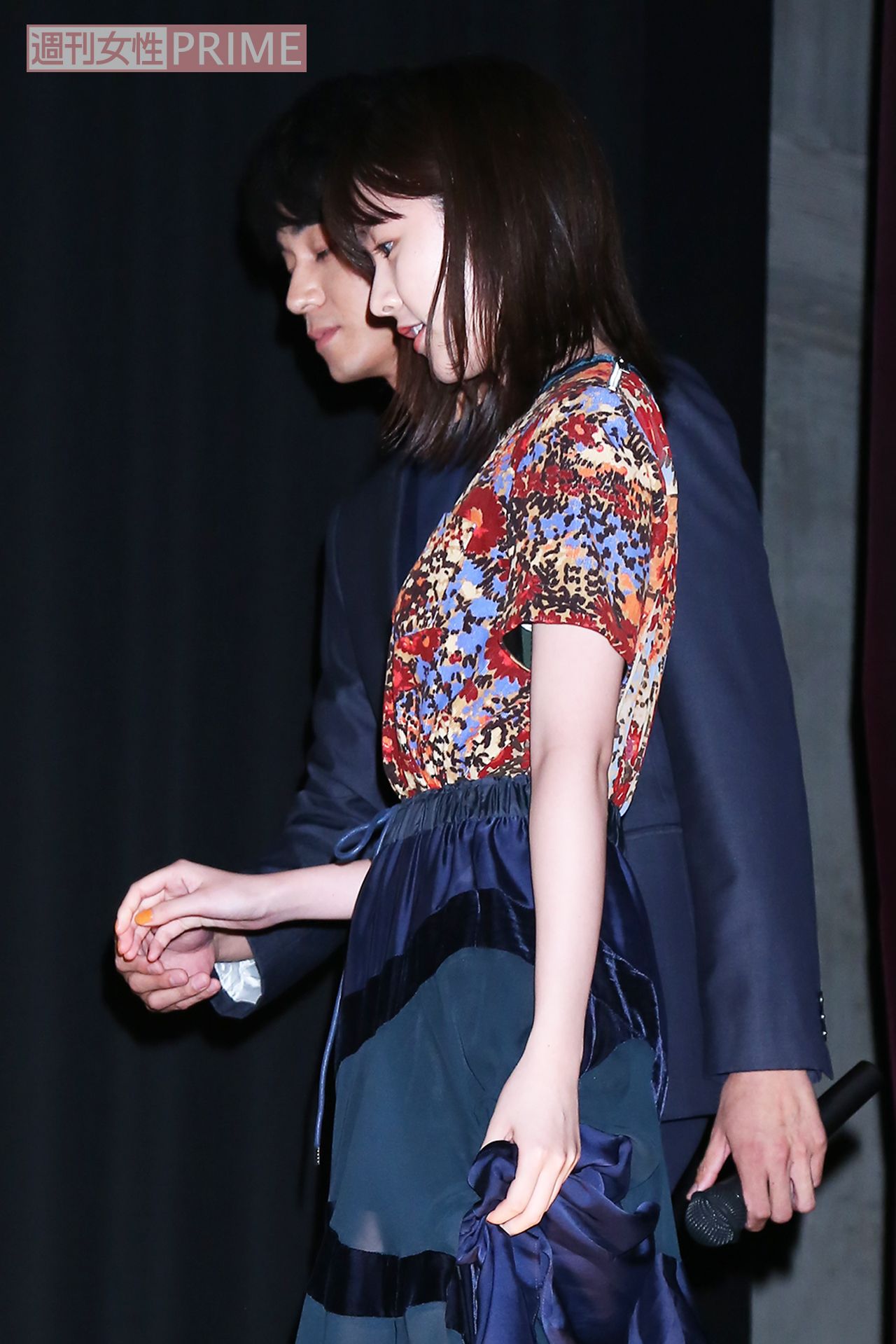 映画『寝ても覚めても』舞台挨拶にて、優しく唐田の手をとる東出（2019年8月）