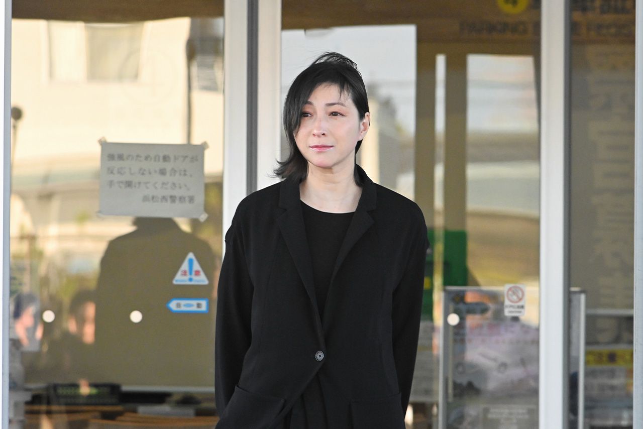 2025年4月16日の早朝、浜松西警察署から釈放された広末涼子（時事通信社）