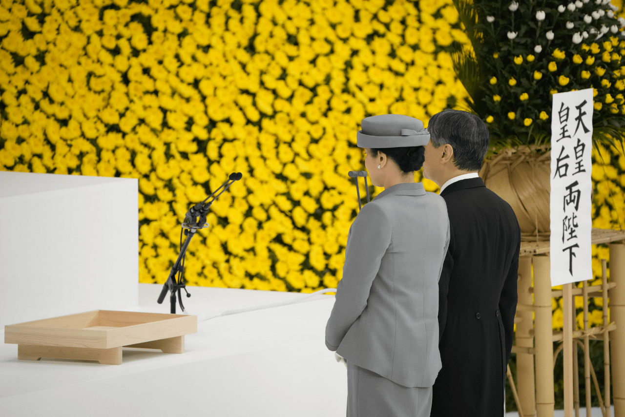 同日正午、献花台の前で戦没者に黙禱を捧げられる際、雅子さまは半眼のまなざしで