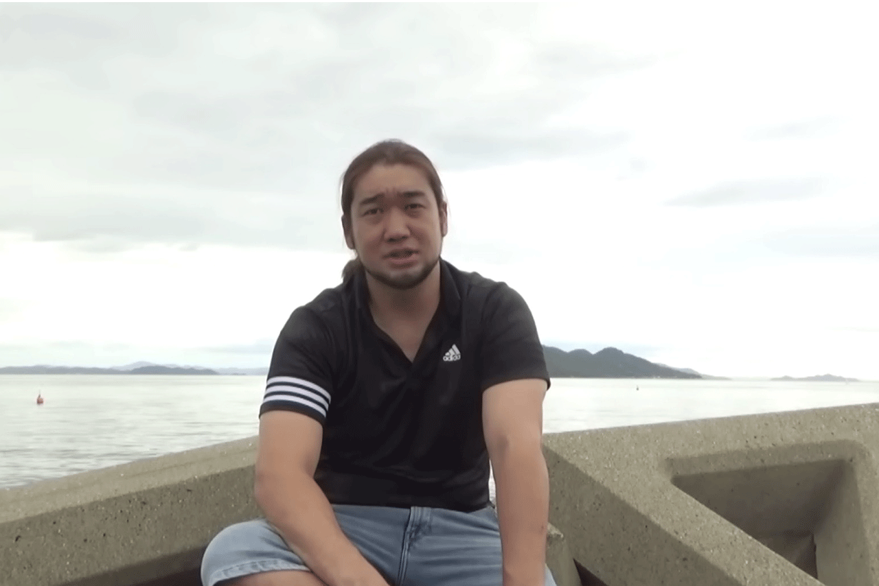 海辺で香川照之に語りかけるシバター（シバターのYoutubeチャンネルより）