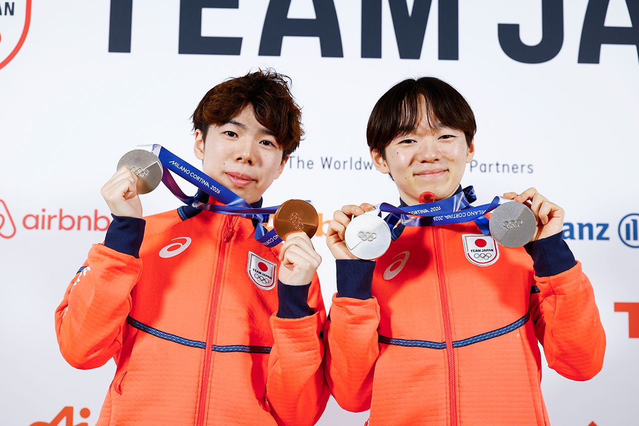 銀メダルの鍵山優真選手と銅メダルの佐藤駿選手（撮影／JMPA）