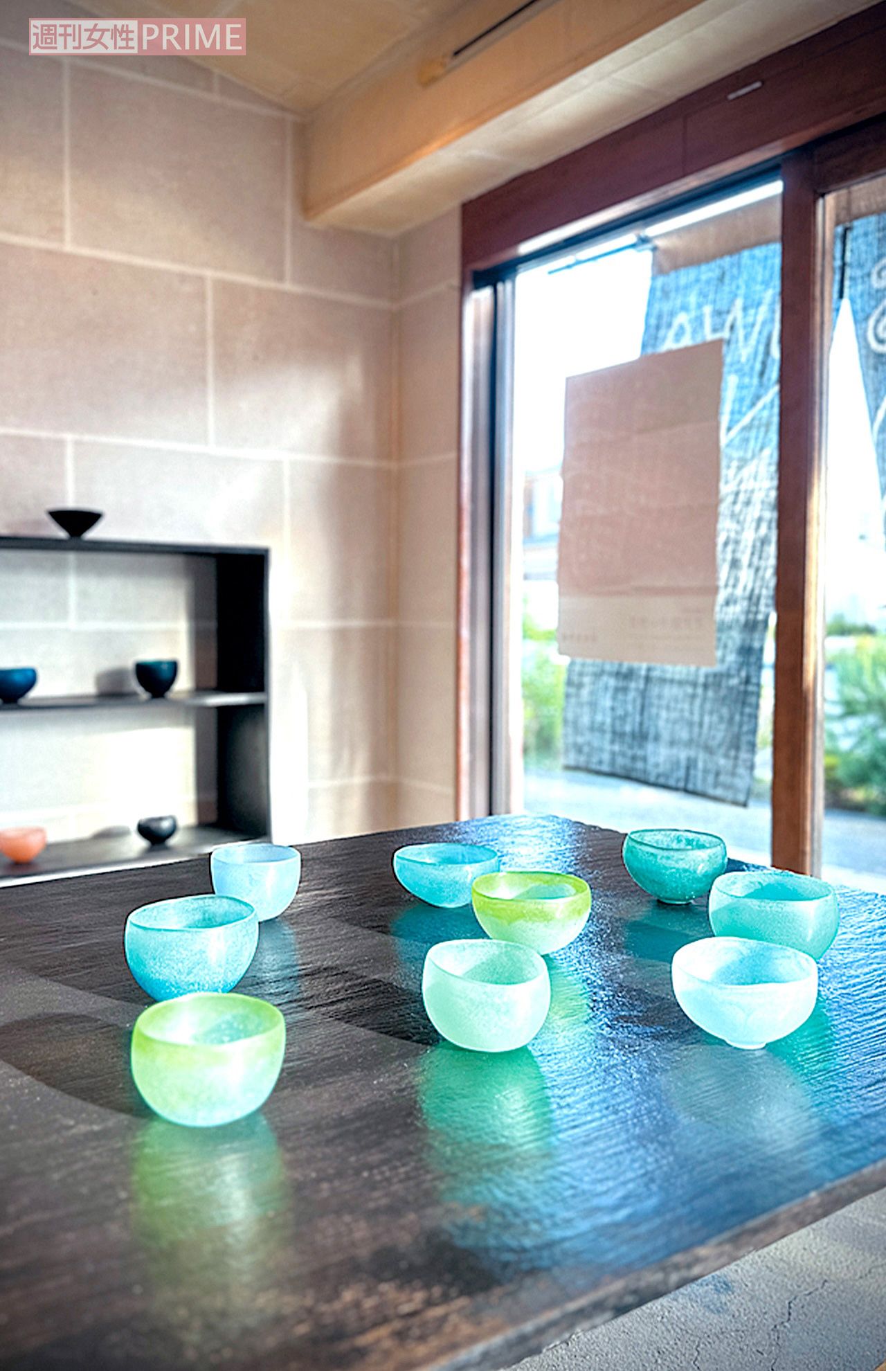 「うつわ菜の花」ではガラス作家、加藤尚子さんの個展が開催されていた　『60代 大人旅の愉しみと工夫』（主婦と生活社）より