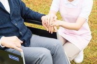 「皮をめくって洗え」「添い寝して」介護職の半数が性的嫌がらせや暴力を経験