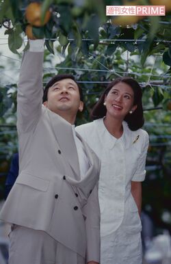 '98年8月、『全国農業青年交換大会』に出席するため石川県を訪問された際、加賀市にある『奥谷梨団地』でナシ狩りを楽しまれた皇太子ご夫妻（当時）。