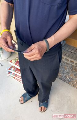 容疑者の写真を見ながら話す実父