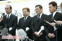 '04年3月24日に執り行われたいかりやさんの告別式で顔を合わせた4人。いかりやさんの訃報を聞いて真っ先に駆けつけたのは、誰あろう志村さんだったという