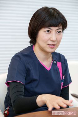 在宅医療の専門医になって10年あまり。患者と家族のために365日、24時間年中無休で働き続ける。呼び出しがあれば深夜でも車で駆けつける。「患者さんから必要とされ、いい仲間と働ける今が充実している」と中村先生　撮影／伊藤和幸