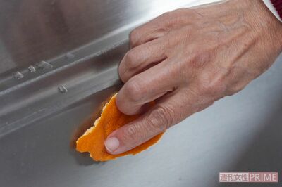 みかんの皮も食べられるが、魚を調理したあと台所のシンクをこすれば気になる魚のにおいがとれる（撮影／廣瀬靖士）