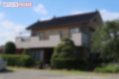 容疑者の実家は広大な土地に立つ大豪邸。車庫には大型バイクも