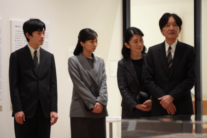 「戦後80年　戦争と子どもたち」展を見学する秋篠宮ご一家（2025年12月26日）