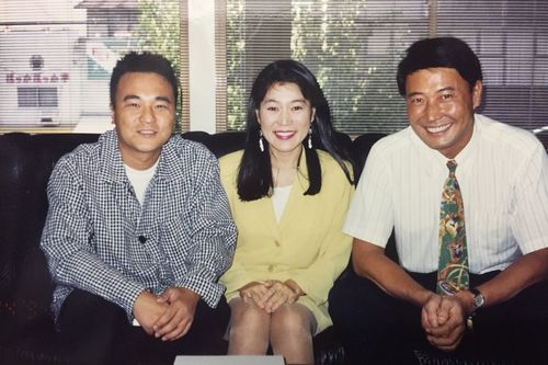 メディアの取材を受け入れはじめたころ。テレビの取材で来た北野誠さんと。右はご主人の道哉さん