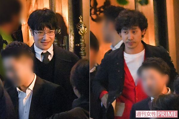 かっちりめコーデの堺雅人とカジュアルな大泉洋