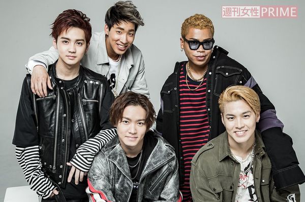 この5人にインタビュー。リーダーでパフォーマーのLIKIYA（後列右）、陣（後列中央）、ボーカルのRIKU（前列右）、川村壱馬（前列左）、吉野北人（後列左）　撮影／廣瀬靖士