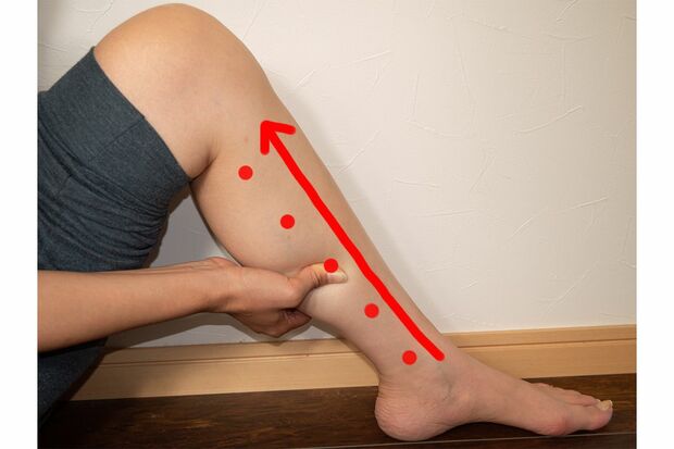 （3）『ふくらはぎをつかみ押し』手のひら全体を使ってしっかりとつかむ（画像提供／足健道　さと足ツボ療術院）