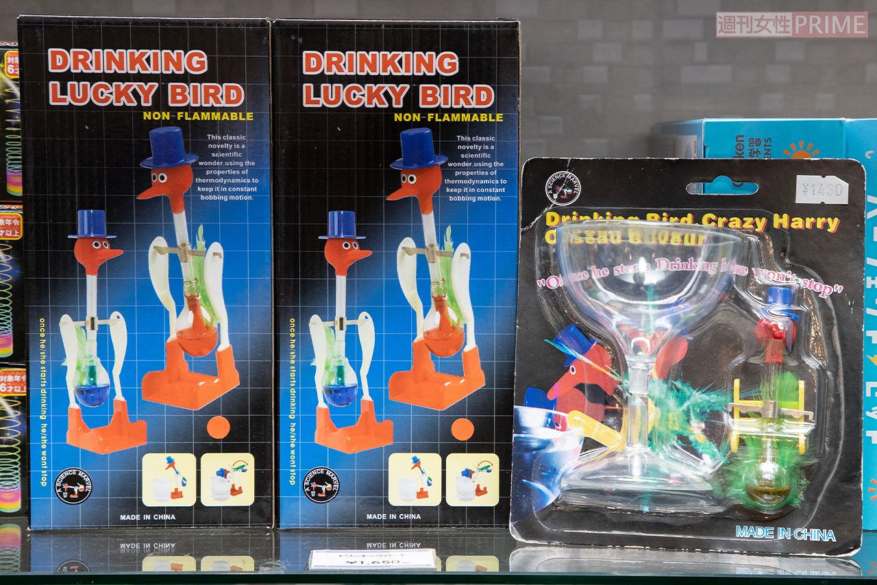 水をひと口飲んではゆらゆら揺れる「水飲み鳥」