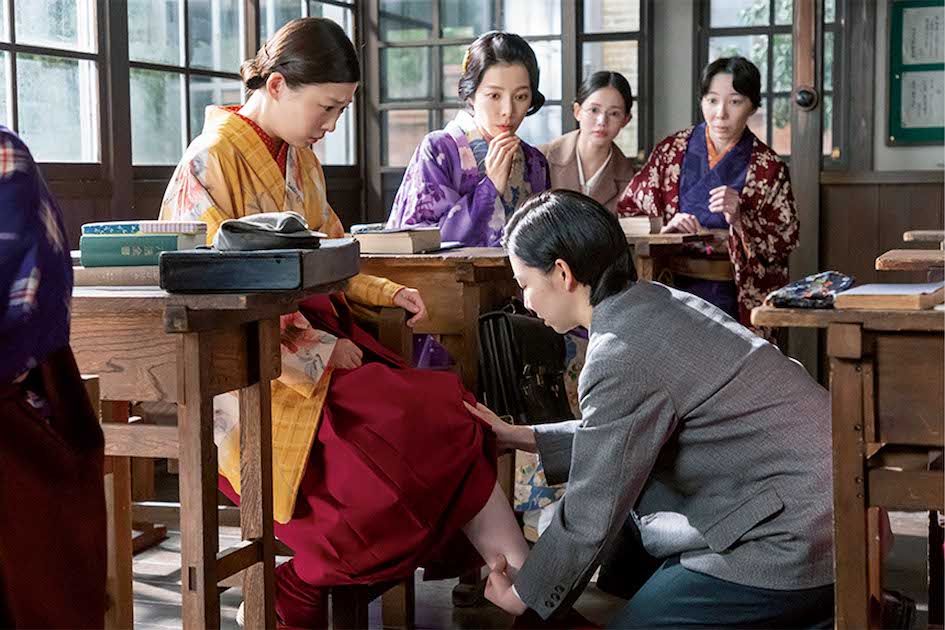 生理痛に苦しむ寅子に、効果的なツボを押してあげるよね。垣間見えた優しさ（『虎に翼』15話）