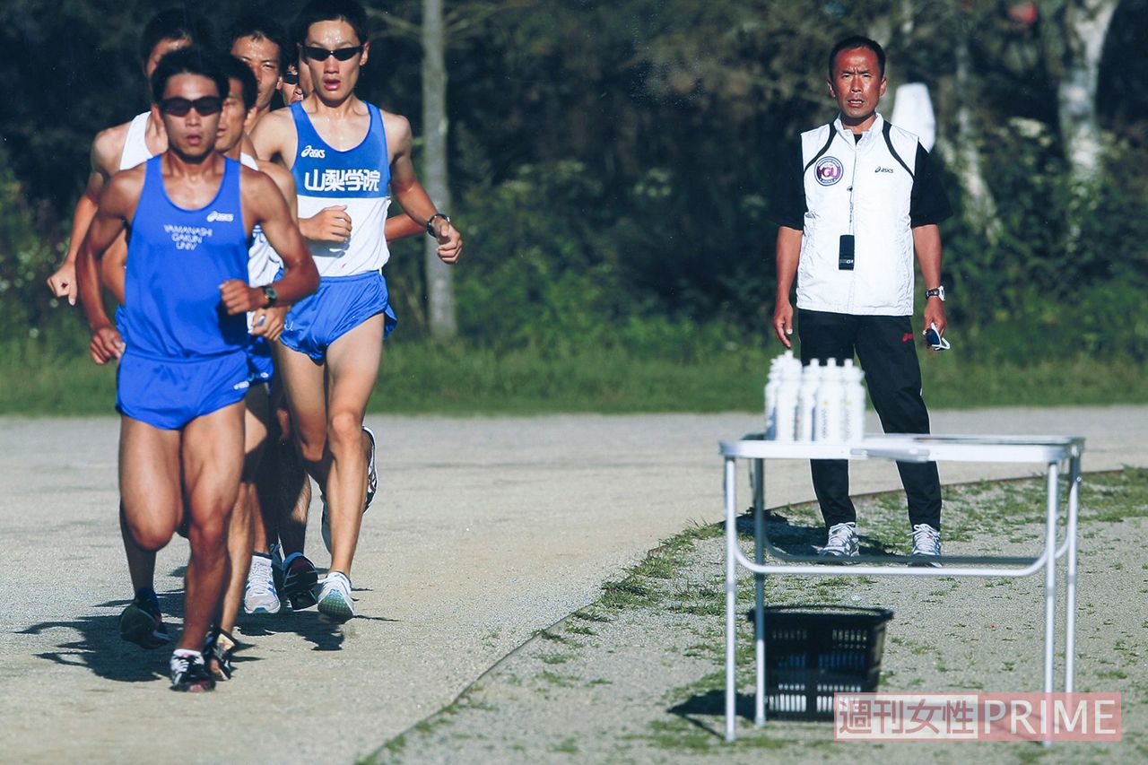 山梨学院大学の監督として34年間で箱根駅伝総合優勝3回という輝かしい成績を残す