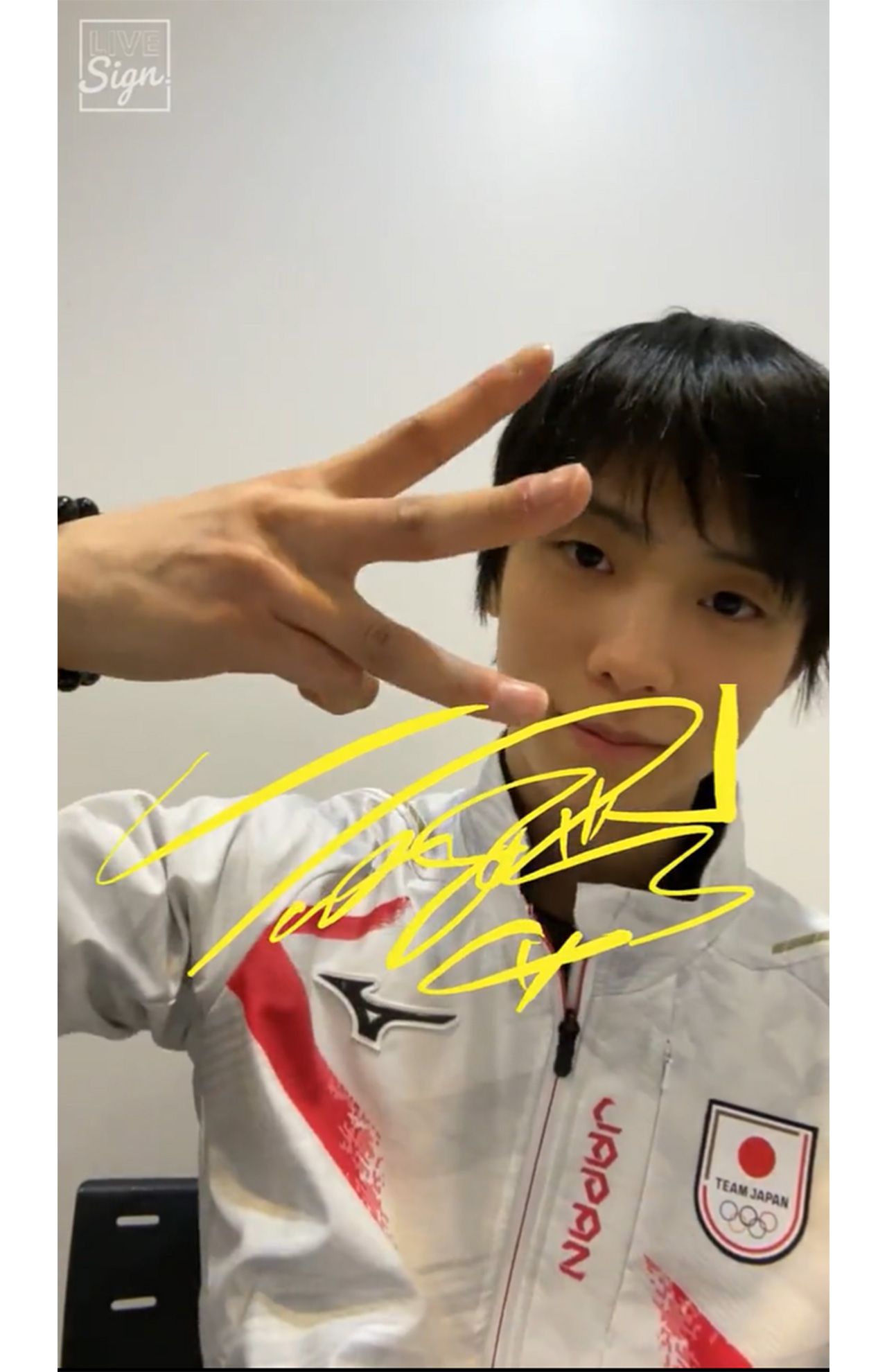 “3”ポーズで五輪3連覇への意気込みをかわいく表現する羽生（日本スケート連盟公式Twitterより）