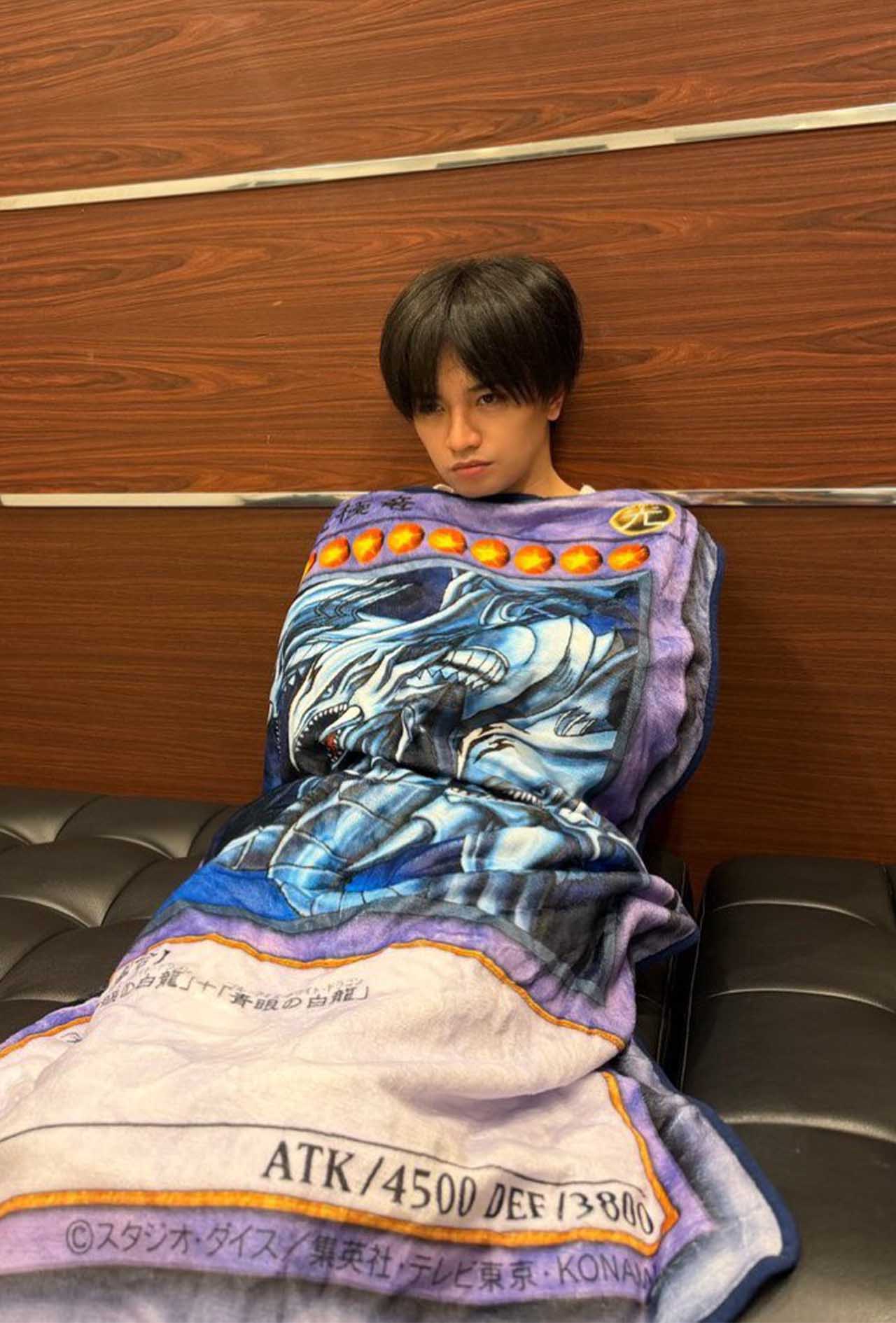 「CDTV本番前に寝てた」と遊戯王のブランケットで身体を覆いつくしている中島健人（中島健人STAFF公式Xより））