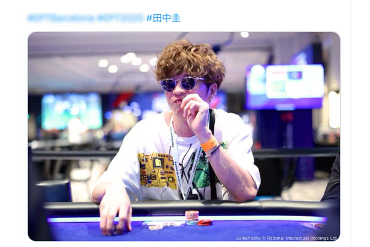 ポーカー専門サイトのXに投稿された田中圭。パーマをかけた茶髪でイメチェンしていた