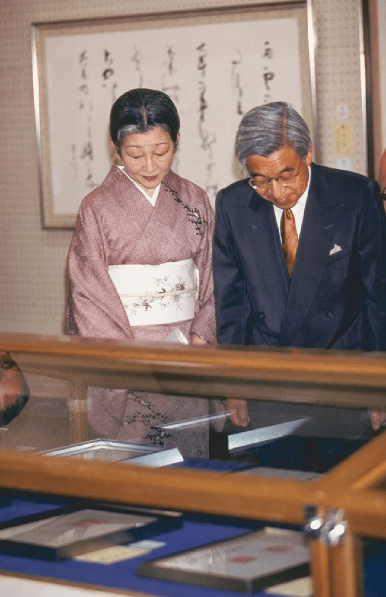 1990年代、'95年11月、日本美術展覧会にて。「昭和天皇を思わせる、印象的なメガネをお選びになっています」（撮影/JMPA）