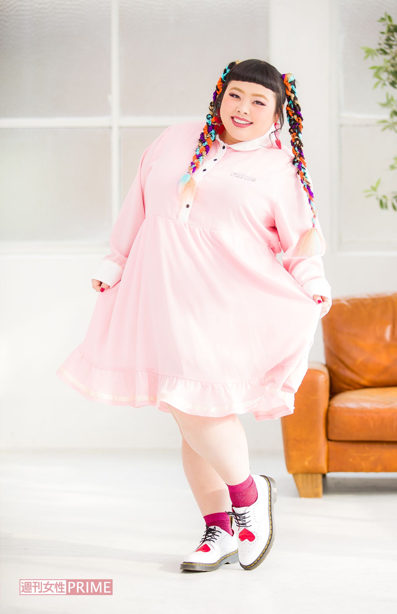 2017年　特写で着用したワンピース。靴下＆シューズを合わせてトレンドの装いに