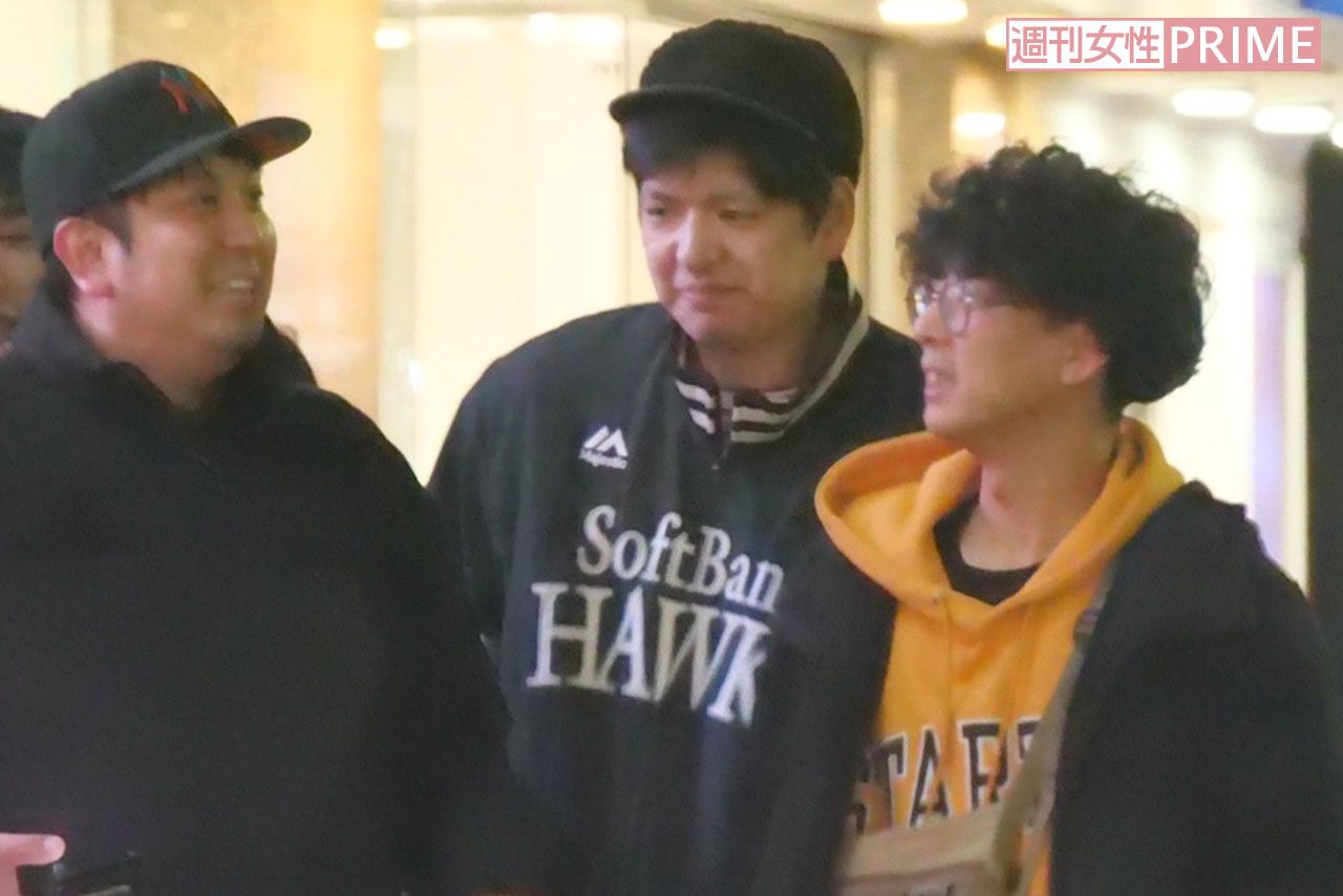 歌舞伎町を談笑しながら歩く『レインボー』のジャンボたかおと『からし蓮根』伊織と『たくろう』のきむらバンド