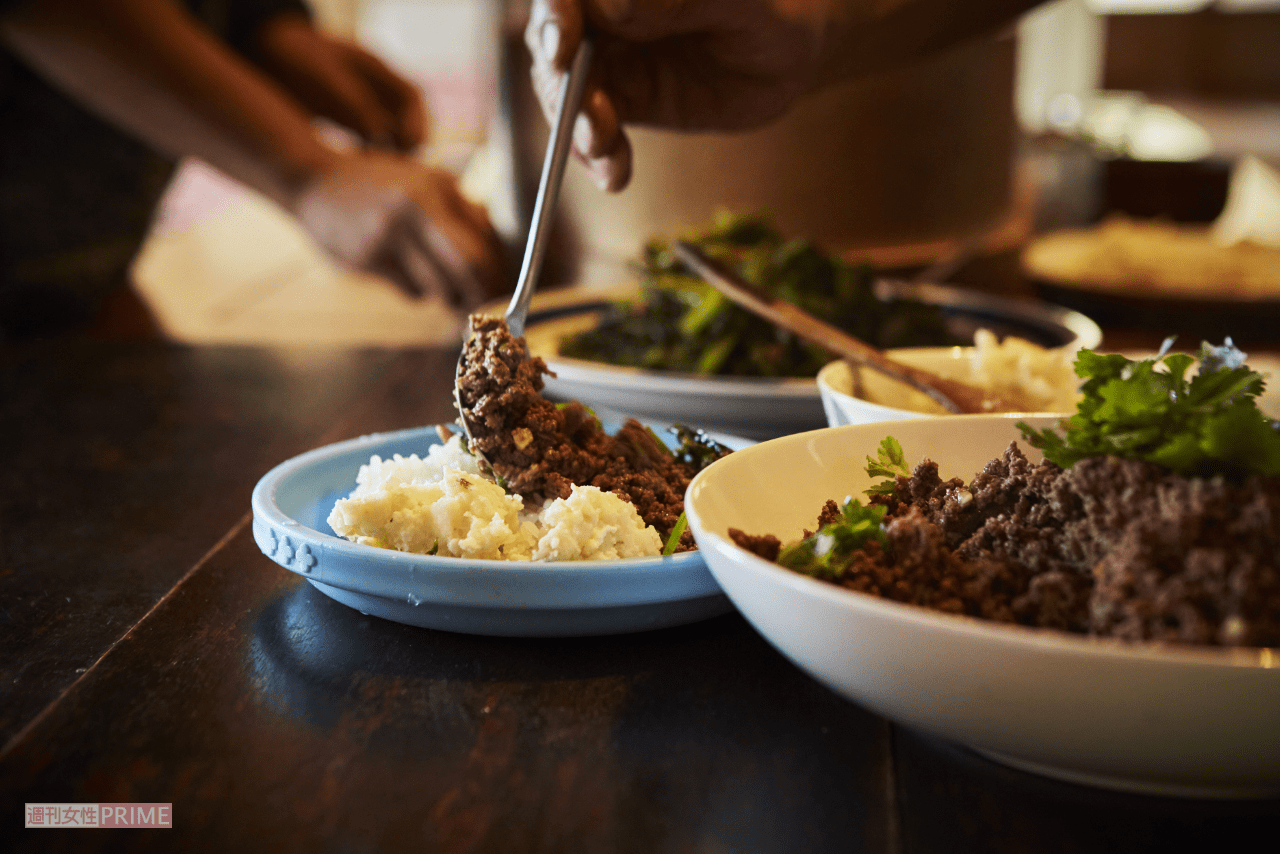 お手製の鹿肉ガパオとポテトサラダ。材料はすべて庭で育てた野菜や、山で狩った動物から※撮影／いとうしゅんすけ