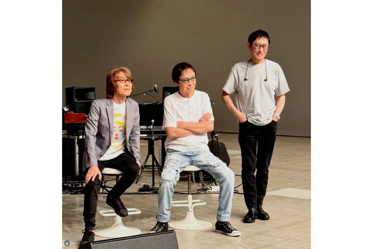 昨年、坂崎幸之助（左）のテレビ番組に吉田拓郎（中央）が出演していた（坂崎のインスタより）