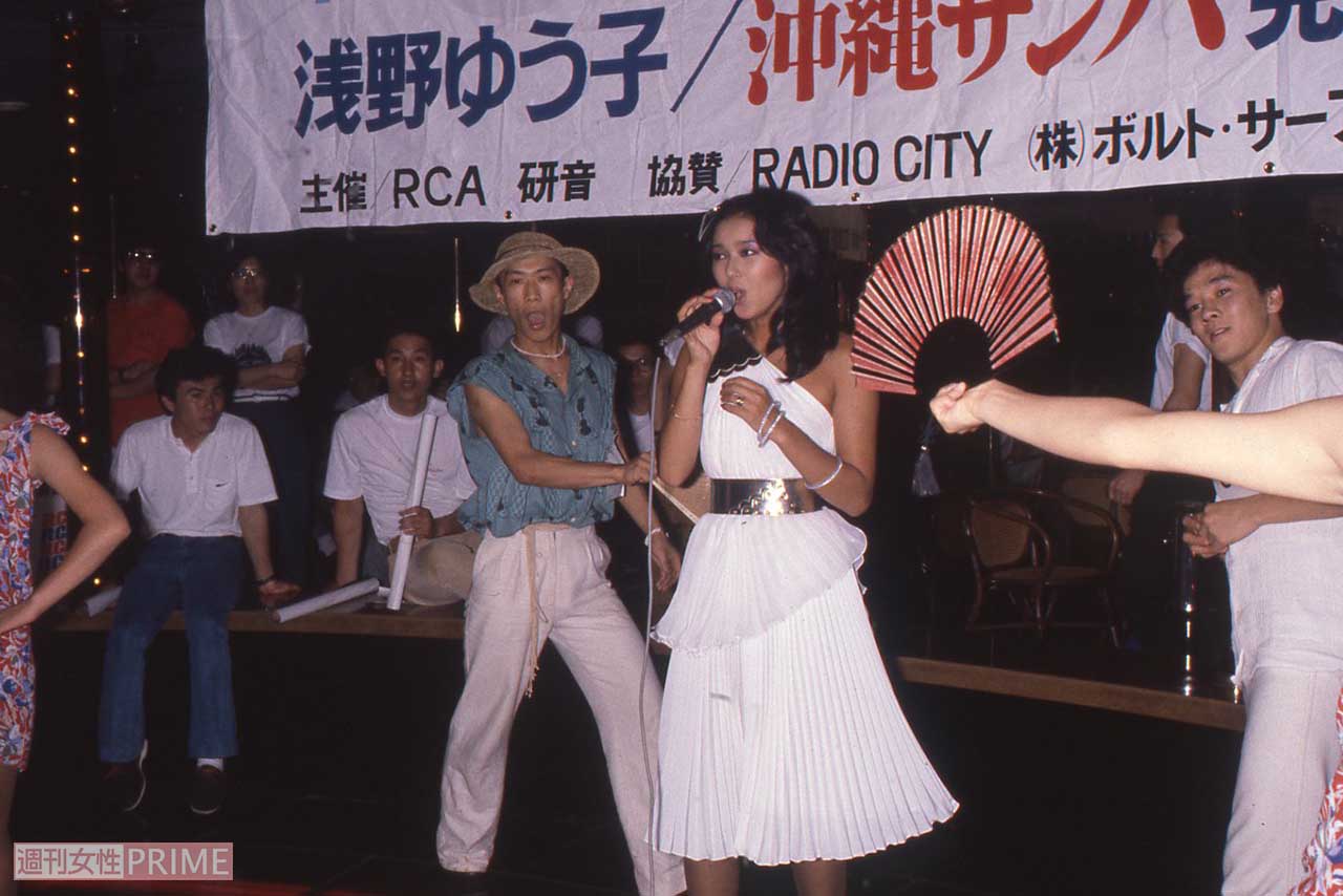 新曲『沖縄サンバ』キャンペーンで歌う浅野ゆう子（当時22）。衣装がセクシー