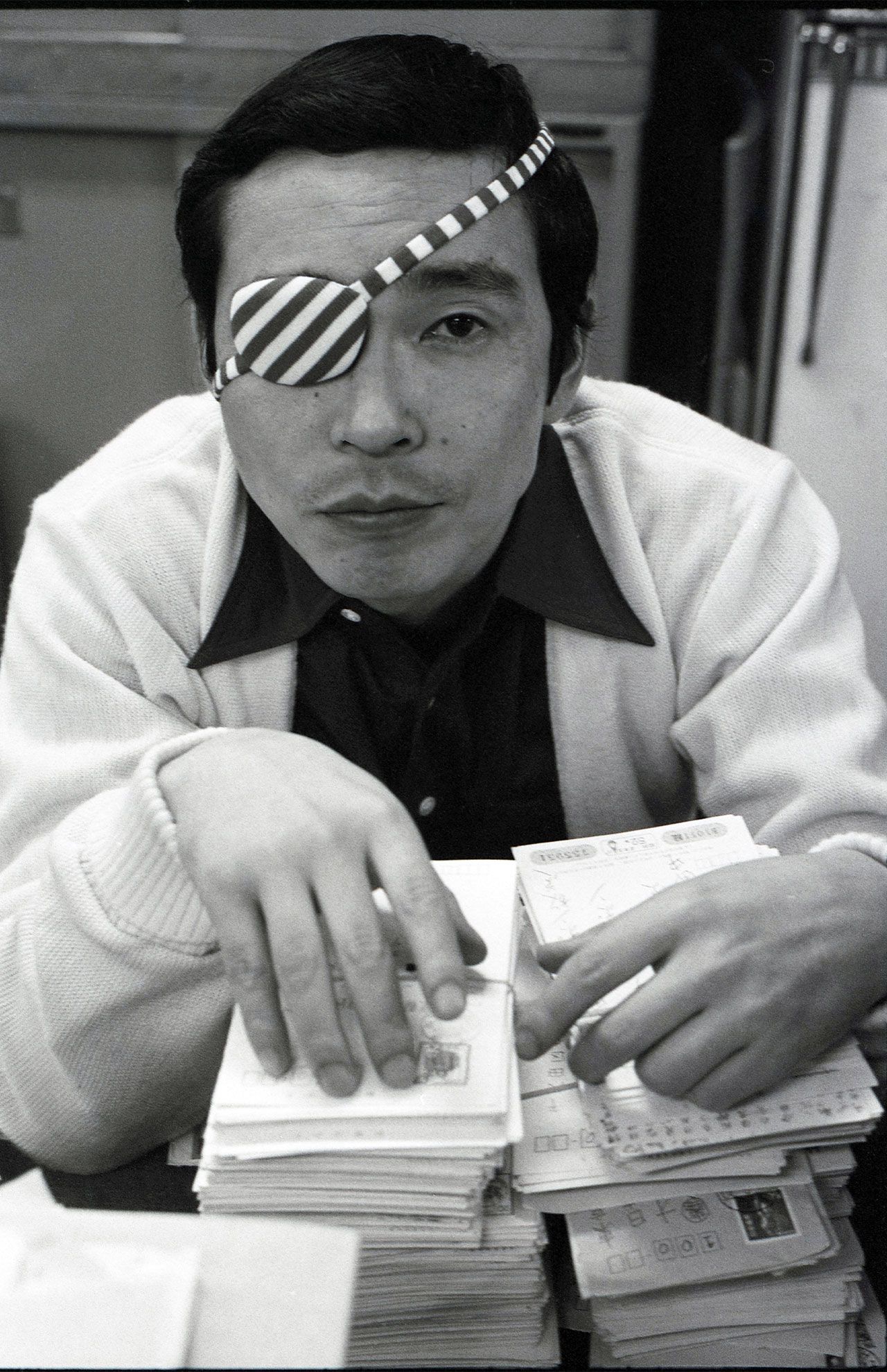 30歳ごろのタモリ。サングラスを外して眼が見える貴重ショット（'77年）