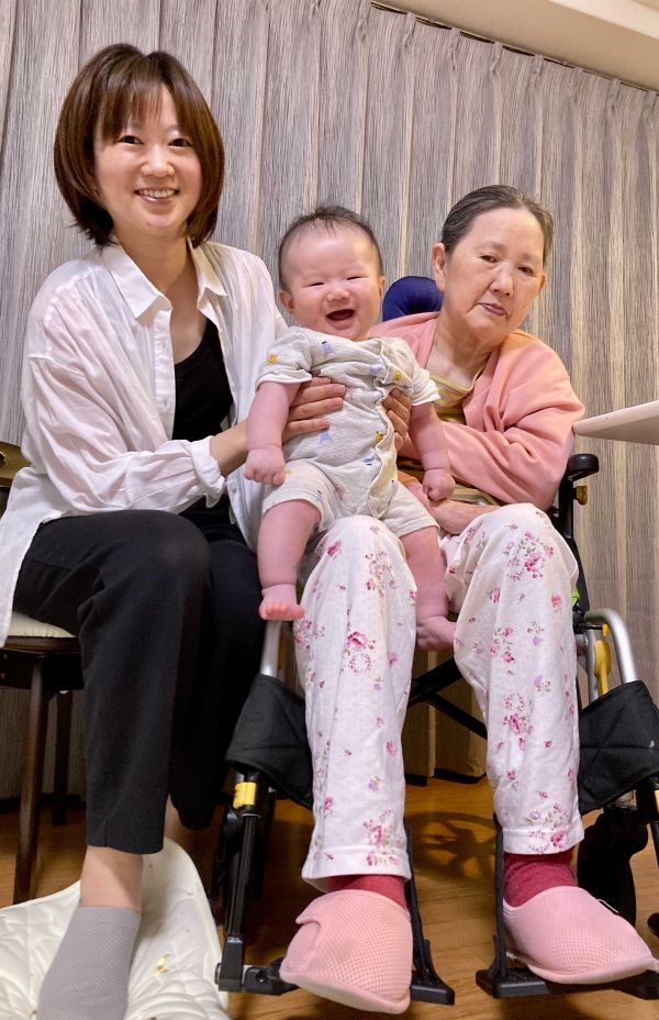 すこともままならなくなってきた今もきっと自分のことはわかってくれていると感じる（写真は岩佐まりさん提供）