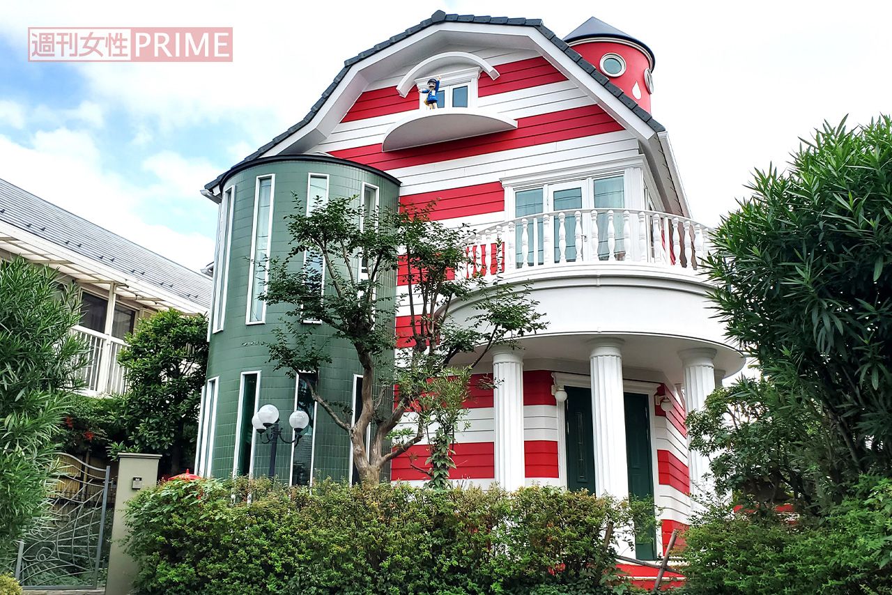 『まことちゃんハウス』には、楳図かずおさんをしのぶ多くのファンが訪れていた