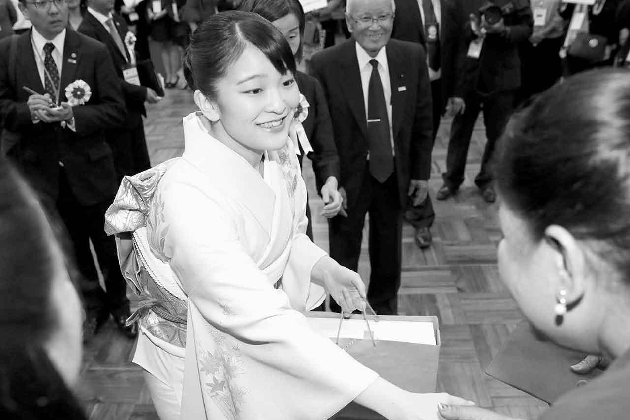 記念式典後にボリビアの日系人と懇談された和装姿の眞子さま（7月17日）