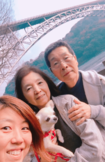 江東さんと両親。認知症発症後に飼い始めた愛犬と。仲良し家族だった(家族写真提供/江東愛子さん)