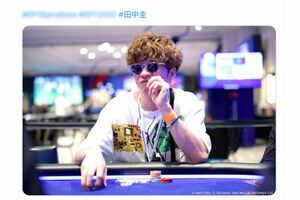 ポーカー専門サイトのXに投稿された田中圭。パーマをかけた茶髪でイメチェンしていた