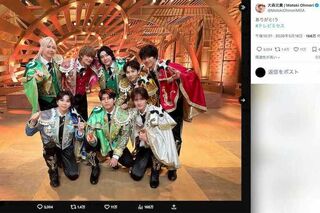 『テレビ×ミセス』でM!LKとのコラボパフォーマンスを披露したMrs. GREEN APPLEの大森元貴。厚底ブーツ着用が話題に（本人のXより）