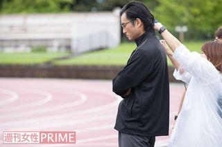 高身長のため、メイクさんも大変そう!?　撮影／齋藤周造