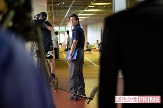 雨がやむまで室内や屋根のある客席でのシーンの撮影を進めていく　撮影／齋藤周造