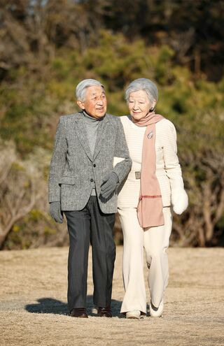 ’19年1月、葉山御用邸前の一色海岸小磯の鼻を腕を組みながら散策された上皇上皇后両陛下