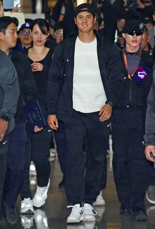 2024年3月に韓国での開幕に真美子さんを伴っていた大谷翔平／共同通信社