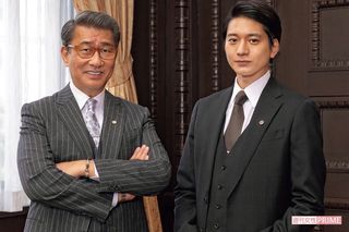 中井貴一（左）と向井理（右）　撮影／佐藤靖彦