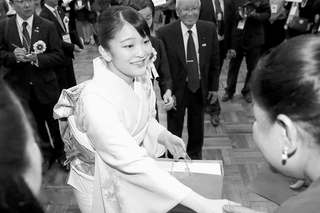 記念式典後にボリビアの日系人と懇談された和装姿の眞子さま（7月17日）