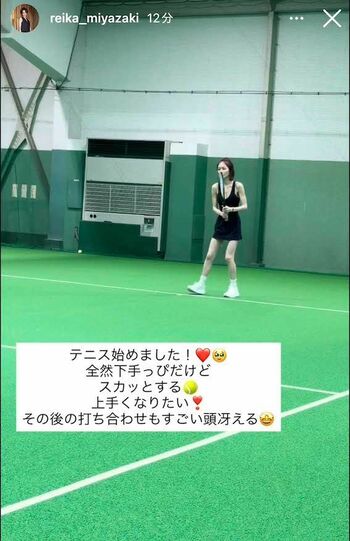 露出度の高いウエアでのテニス姿をアップした、実業家でインフルエンサーの宮崎麗果（本人のインスタグラムより）