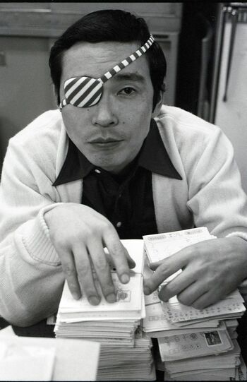 30歳ごろのタモリ。サングラスを外して眼が見える貴重ショット（'77年）