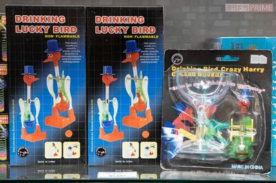 水をひと口飲んではゆらゆら揺れる「水飲み鳥」