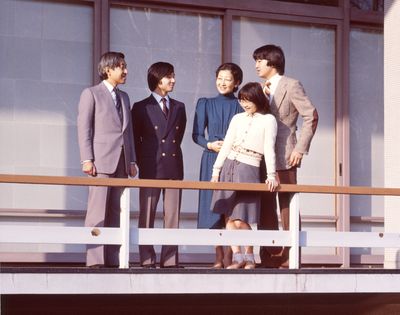 '82年の上皇さまのお誕生日に際した家族写真。'12年から月1回の“家族懇談”が始まった
