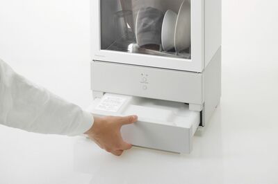 本体収納型の着脱式タンクで、蛇口から直接給水できる。1年間使い続けることで、2Lペットボトル約6387本分の節水効果も